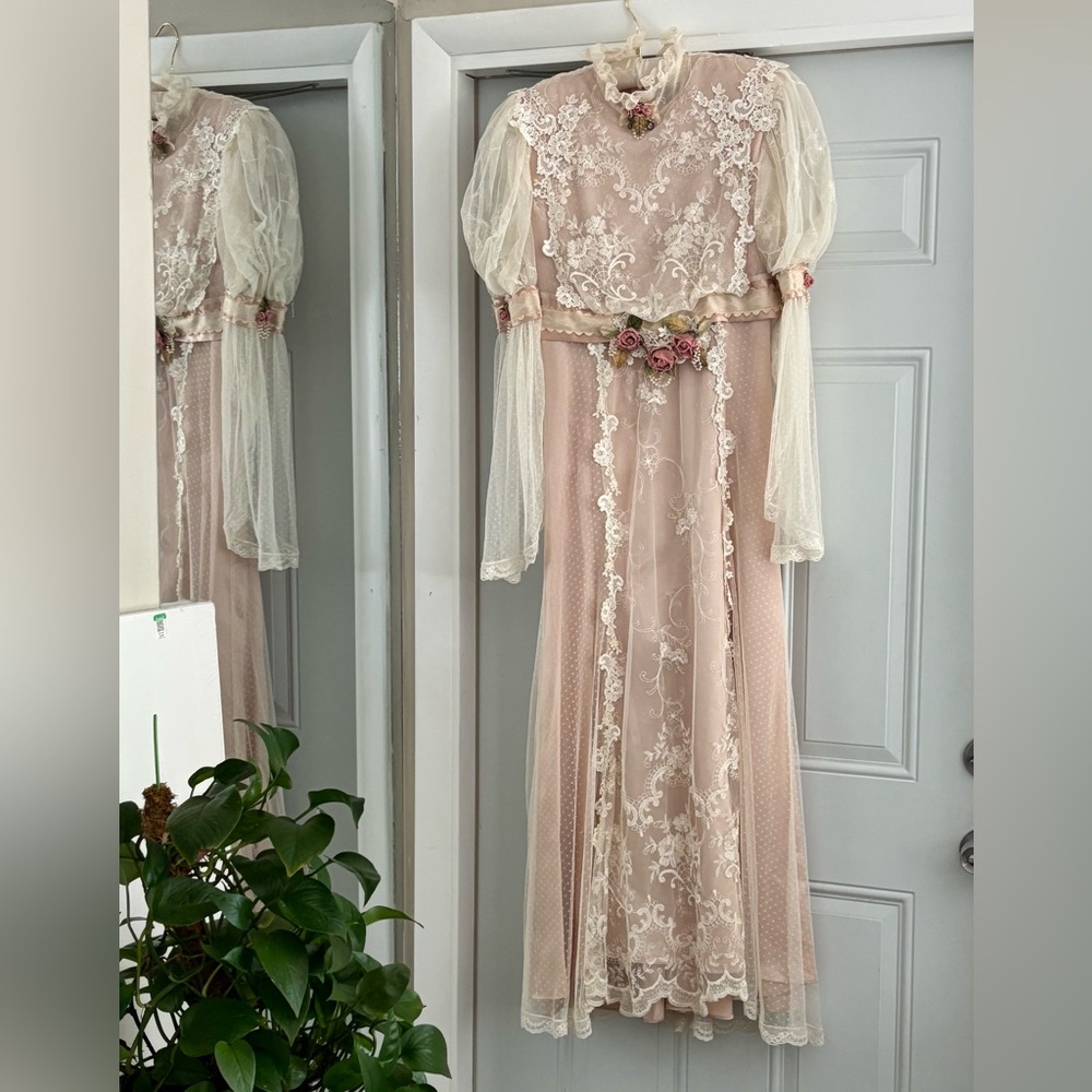 Susan Lane's Country Elegance Vintage Wedding Dress Size 12 Lace and light pink.